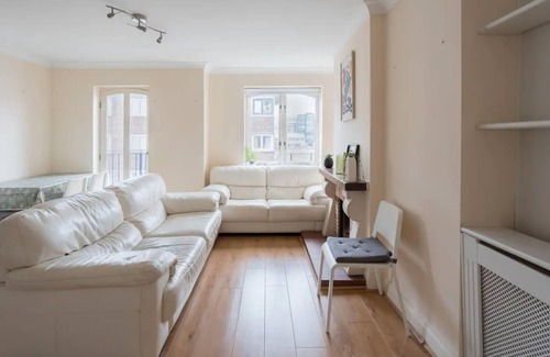 Ringsend Apartment | Airy and Light 2BD Flat in Dublin
