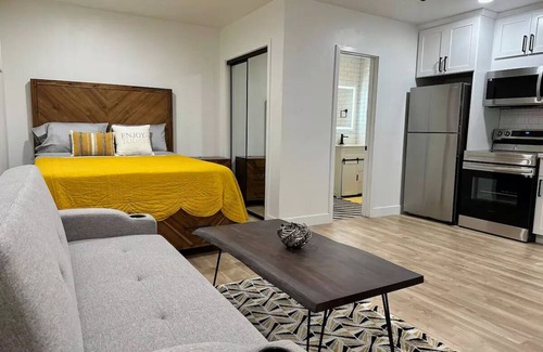 Gardena Apartment | Airy Arty Studio with Amenities