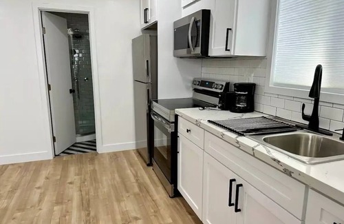 Gardena Apartment | Airy Arty Studio with Amenities