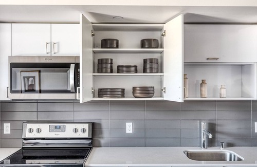 Wilburton Apartment | Airy Bellevue Studio w/Gym, W/D, near Spring District, by Blueground