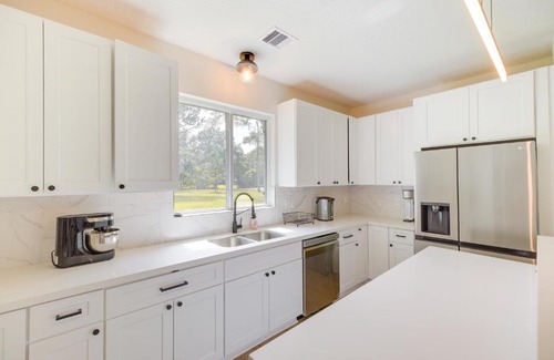 Hull House | Airy Dayton Vacation Home with Deck and Private Yard!