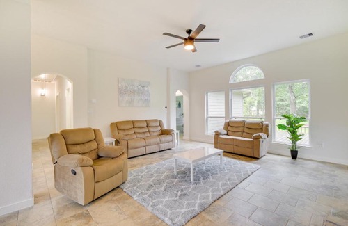 Hull House | Airy Dayton Vacation Home with Deck and Private Yard!