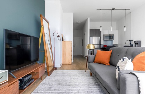 Downtown Chicago Apartment | Airy Loop Studio w/Gym, Pool, nr. Chicago Riverwalk, by Blueground