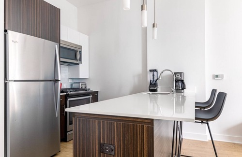 Downtown Chicago Apartment | Airy Loop Studio w/Gym, Pool, nr. Chicago Riverwalk, by Blueground