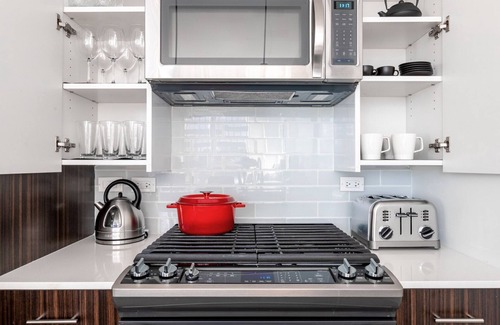 Downtown Chicago Apartment | Airy Loop Studio w/Gym, Pool, nr. Chicago Riverwalk, by Blueground