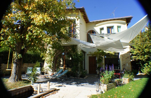 Sud House | Aix Zen> Quiet Large garden with flowers in the heart of town, and its BIO pool!