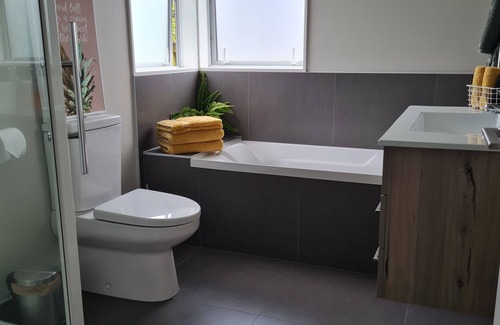 Silverdale Apartment | AJ's Nook - Modern apartment near Orewa Beach on Hibiscus Coast