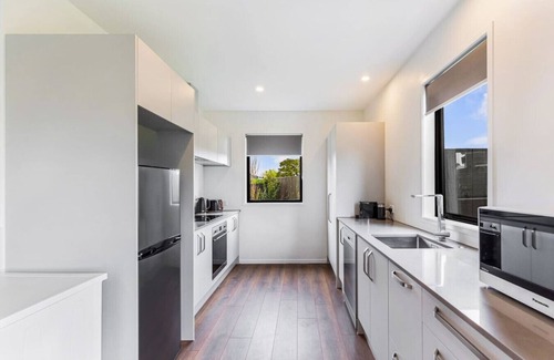 Mangere House | AKL A/Port 6 km, free car park, spacious & Bright