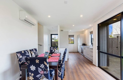 Mangere House | AKL A/Port 6 km, free car park, spacious & Bright