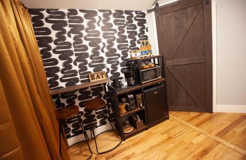 South Jamaica Apartment | Alafia- Cozy JFK Area Home - This property is a hosted property meaning the host live on site