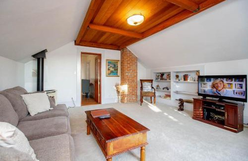 Alameda Apartment | Alameda 3BR Victorian Penthouse 2 blocks to downtown 3 blocks to the beach AC and free parking