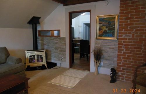 Alameda Apartment | Alameda 3BR Victorian Penthouse 2 blocks to downtown 3 blocks to the beach AC and free parking