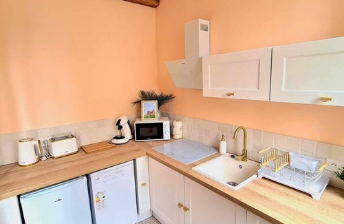 Tonnerre Apartment | Alba - Appartement en Hyper Centre Avec Terrasse, Parking et Local à Vélos