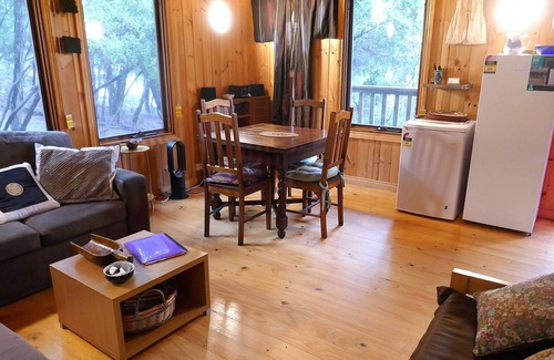 Killiecrankie Cottage | Albie's cottage: Cute secluded timber home on a bush block by the sea