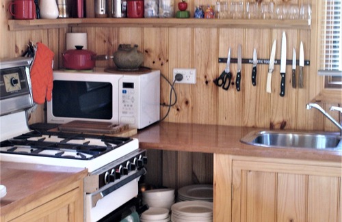 Killiecrankie Cottage | Albie's cottage: Cute secluded timber home on a bush block by the sea