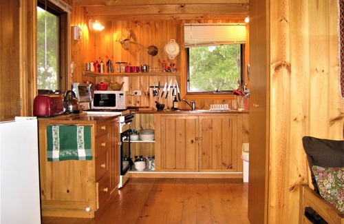 Killiecrankie Cottage | Albie's cottage: Cute secluded timber home on a bush block by the sea