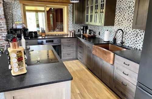 Eatonville House | Alder Lake Retreat Near Mt. Rainier, Sleeps 10, Swimming Pond, Jacuzzi, A/C,