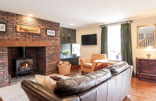 Invergarry Cottage | ALDERNAIG MILL, family friendly, with open fire in Invergarry