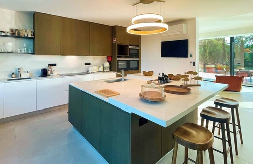 Salgados Villa | Algarve Escape with Pool, Gym and Rooftop Jacuzzi