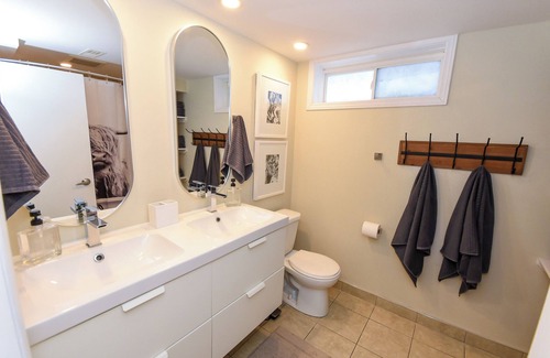 Ottawa Division Apartment | Algonquin | 4 bds, 2.5 Baths | Sleeps up to 8 | Lower Level