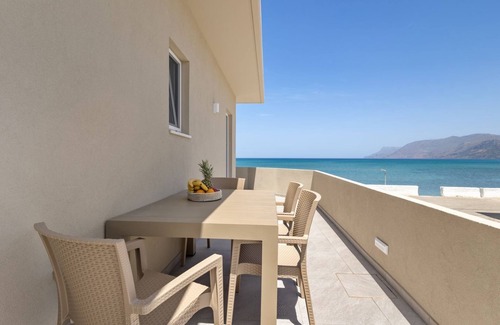 Drapanias Apartment | Alia Apartment right in front of the sea