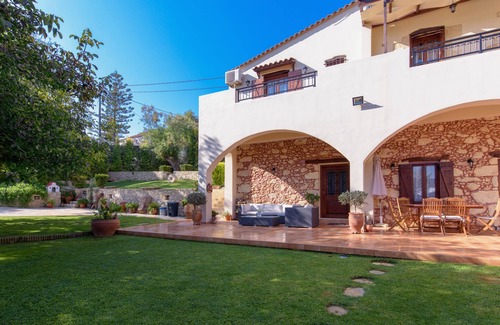 Nochia Villa | Alia Stone Villa - Ideal for families&groups. Heated pool & big garden.