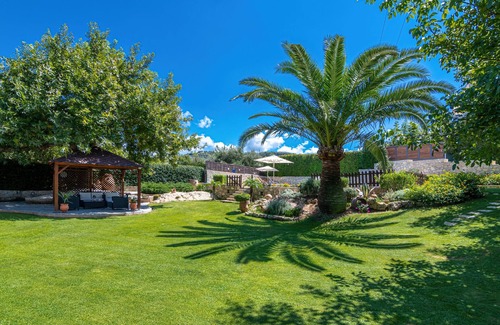 Nochia Villa | Alia Stone Villa - Ideal for families&groups. Heated pool & big garden.