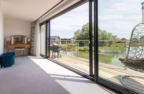 Cirencester Villa | All Aboard - ML53 - HOT TUB - Lakeside Spa