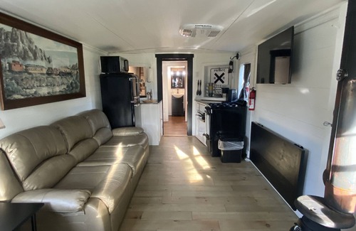 St. Johnsville Cabin | All aboard! Riverfront FJ&G Caboose