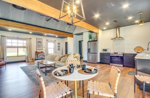 Perkinston House | All About the Buzz Cottage with Patio and Yard!