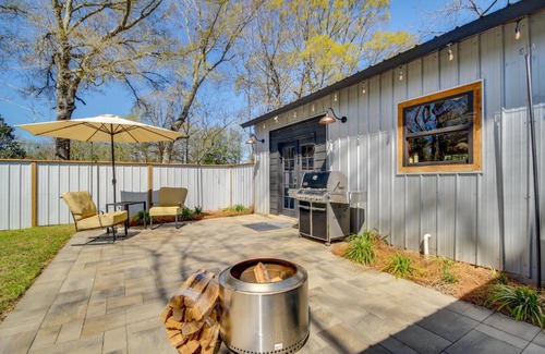Perkinston House | All About the Buzz Cottage with Patio and Yard!