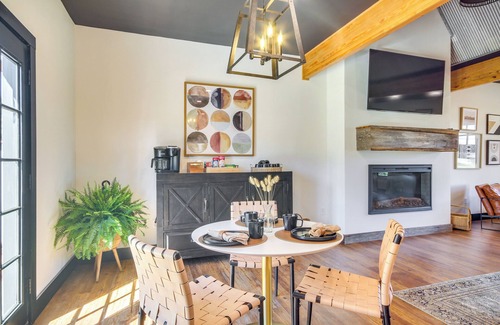 Perkinston Cottage | 'All About the Buzz' Cottage w/Patio & Yard!