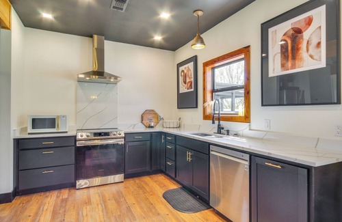 Perkinston Cottage | 'All About the Buzz' Cottage w/Patio & Yard!