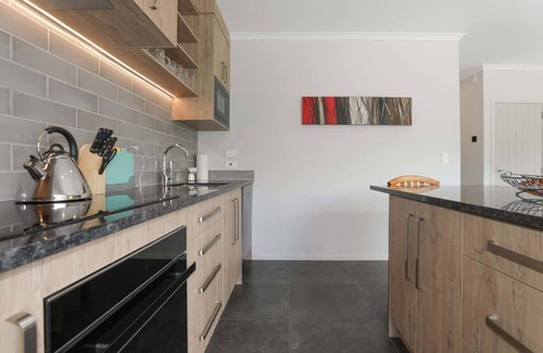 Springfield House | All Good | Modern & Close to the Redwoods Forest