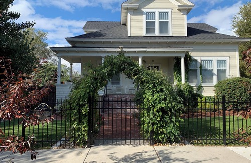Midtown Apartment | All-inclusive professional studio in beautifully remodeled historic home Midtown