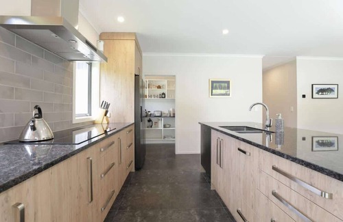 Springfield House | All Inn | Ride to the Redwoods with Spa Pool