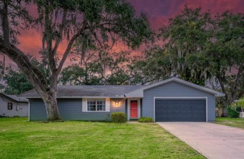 Interchange Square House | All King Beds & TVs in Every Room, Perfect for Large Groups
