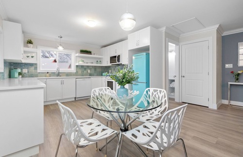 Hope Apartment | All New Retro Design Carriage House on the Fraser River