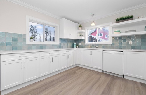 Hope Apartment | All New Retro Design Carriage House on the Fraser River