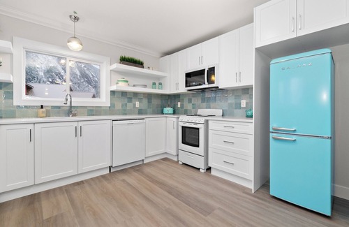 Hope Apartment | All New Retro Design Carriage House on the Fraser River