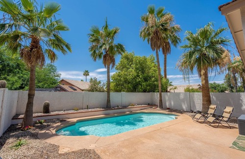 Chandler House | ✈︎All NEW Tropical Smart Home w/✦Pool ✦Grill✦82"TV