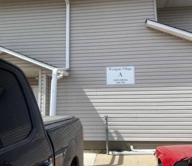 Grande Prairie Apartment | All private 2 BRoom w 2 QUEEN BEDS-1 BTHRM-FREE PARKING-FAST WI-FI-CENTRAL LOCATION