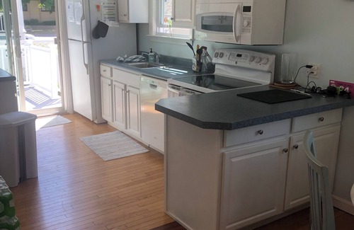 Hull House | All Season Charming Hull Beach House. ONLY 3 minute walk to Beach!