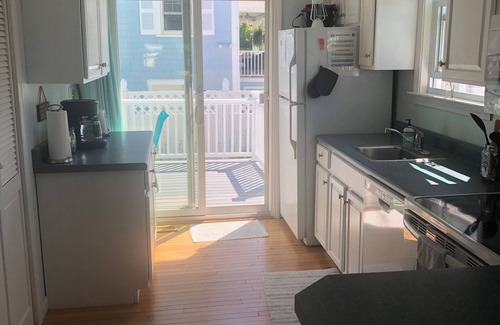 Hull House | All Season Charming Hull Beach House. ONLY 3 minute walk to Beach!