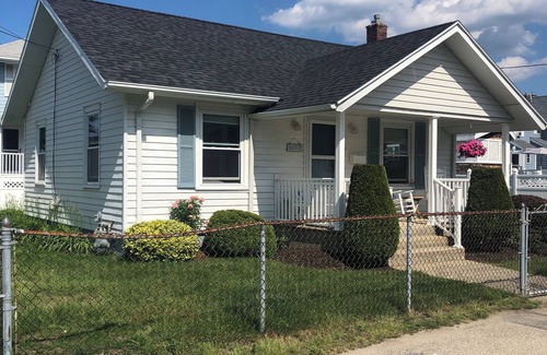 Hull House | All Season Charming Hull Beach House. ONLY 3 minute walk to Beach!