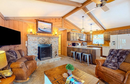 Minocqua Cabin | All-seasons lakefront cabin with dock, wood fireplace, kitchen, kayaks, & AC