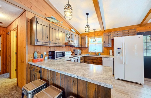 Minocqua Cabin | All-seasons lakefront cabin with dock, wood fireplace, kitchen, kayaks, & AC