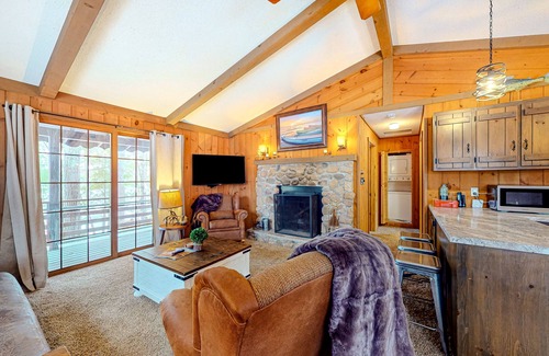 Minocqua Cabin | All-seasons lakefront cabin with dock, wood fireplace, kitchen, kayaks, & AC
