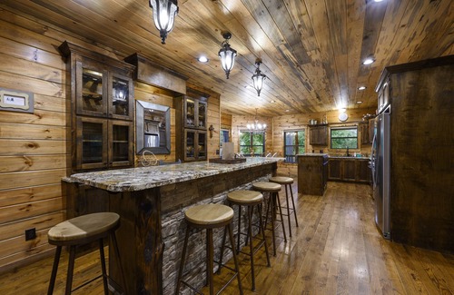 Golden Cabin | 'ALL SPRUCED UP' 5 STAR Luxury Cabin & Sleeps 18-ALL THE AMENITIES!