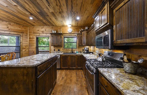 Golden Cabin | 'ALL SPRUCED UP' 5 STAR Luxury Cabin & Sleeps 18-ALL THE AMENITIES!